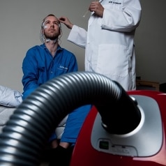 The vacuum cleaner model used in the test, the UltraSilencer, is placed 125 cm from the bed. Electrodes are placed on the test subject by a biomedical analyst at sleep clinic SDS Kliniken, in Gothenburg, Sweden. Sixteen electrodes are attached to the scalp, allowing measurements of electric activity in the cortex. Electrodes are attached according to the ”10–20 system”, a conventional method for applying scalp electrodes in the context of an EEG-test.