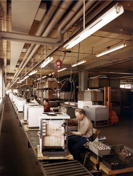 Manufacture of electric stoves at the AB Elektro-Helios factory in Södra Hammarbyhamnen, Stockholm