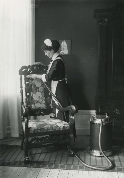 Vacuuming with model Lux 1.