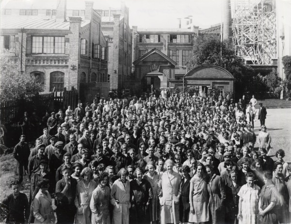 Group photo from 1930 showing employees arrayed in front of the factory gate on Lilla Essingen