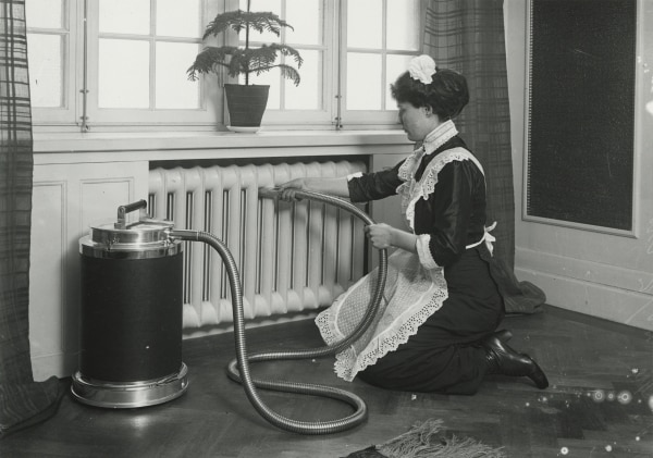 A cleaning lady with the vacuum cleaner Lux I in the early 1900's