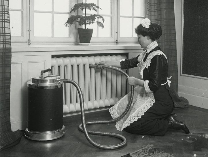 A cleaning lady with the vacuum cleaner Lux I in the early 1900's