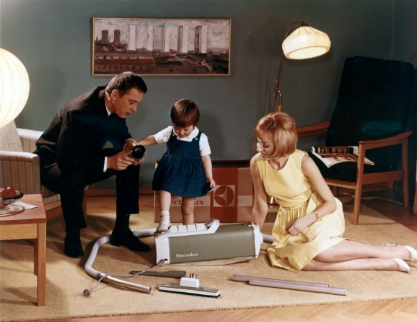 An ad for the vacuum cleaner Luxomatic, which premiered in 1964. It had among other things a retractable cable.