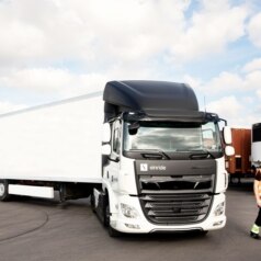 Seit Kurzem werden AEG Produkte auf bestimmten Strecken mit vollelektrischen LKW transportiert.