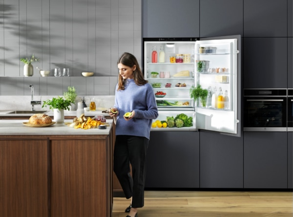 https://www.electroluxgroup.com/wp-content/uploads/sites/2/2023/02/worlds-first-fridge-with-70-recycled-plastic-inner-liner-1-600x445.jpg