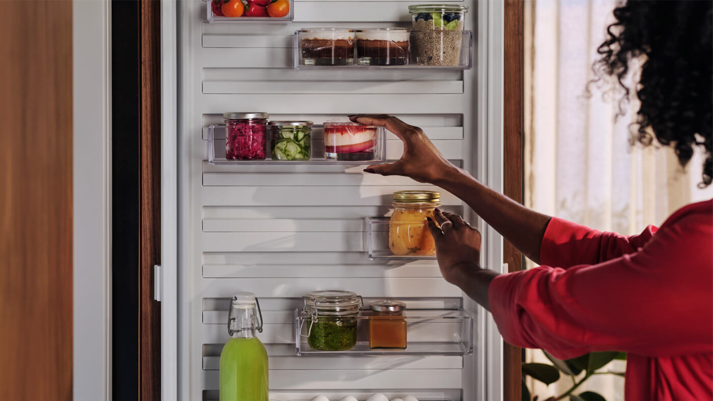 The CustomFlex® storage solution in the AEG 6000 TwinTech® No Frost Fridge Freezer