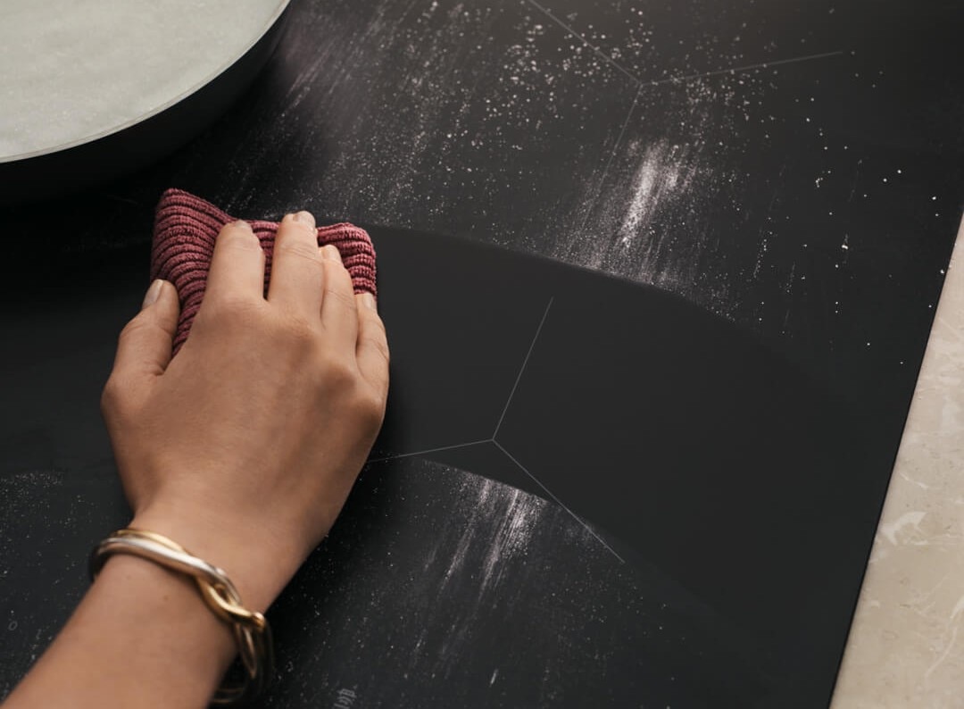 SaphirMatt® hob surface with up to 10X more scratch resistance than a standard hob surface.